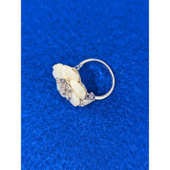 White Pearlescent Petals Rhinestone Center and Petal Ring Size 7.25 - Picture 9 of 10